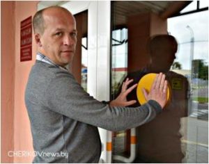 Обозначения для слабовидящих людей появились на входных дверях объектов социальной инфраструктуры в Черикове