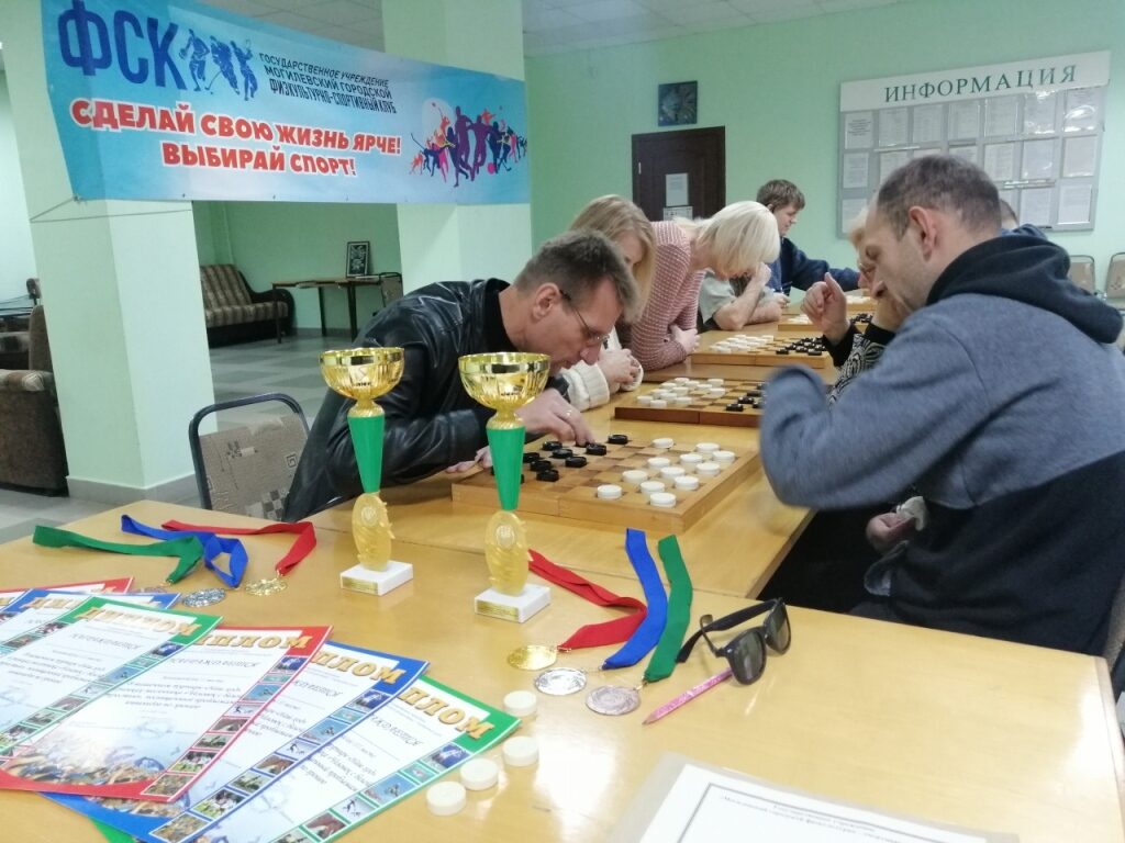 Шашечный турнир среди незрячих прошел в Ленинском ЦСОН